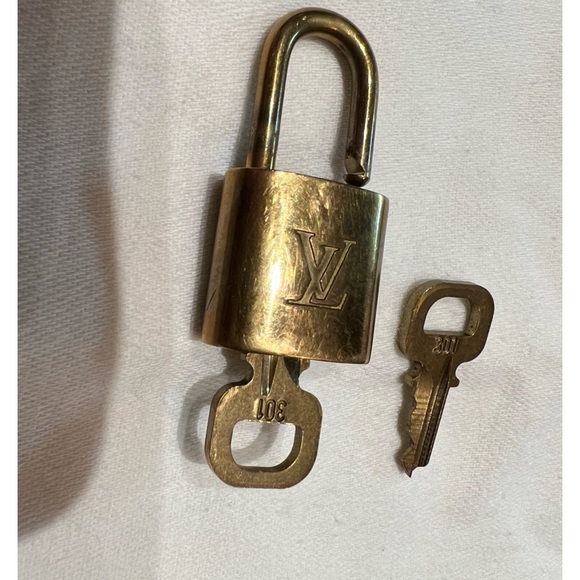 Louis Vuitton # 301 Lock With 2 Keys and Unbranded Chain - Picture 5 of 10